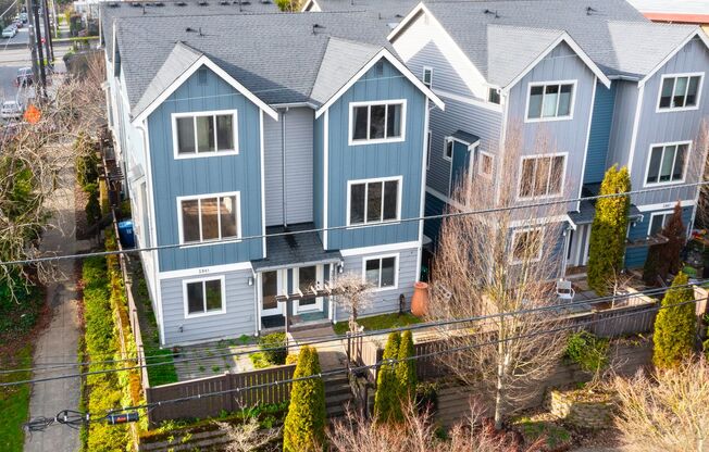 3 Bedroom End Unit Townhome in Wallingford