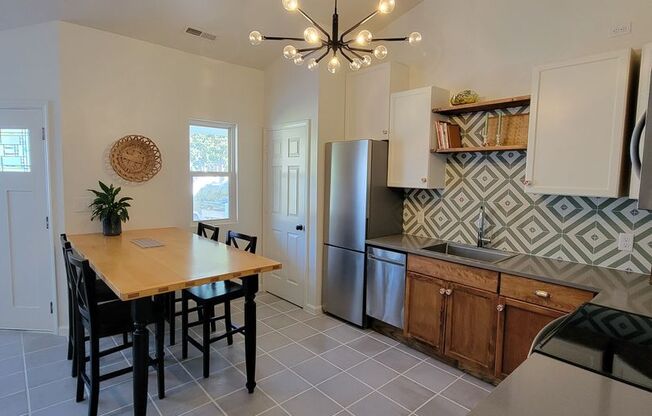 CAROLINA PLACE - Within minutes to Downtown Wilmington, Restaurants, Breweries! Close to Wilmington International Airport and I40-I140.