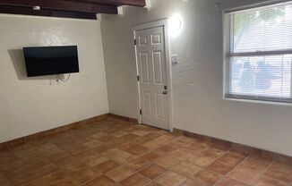 Studio, 1 bath, 370 sqft, $1,050, Unit 11