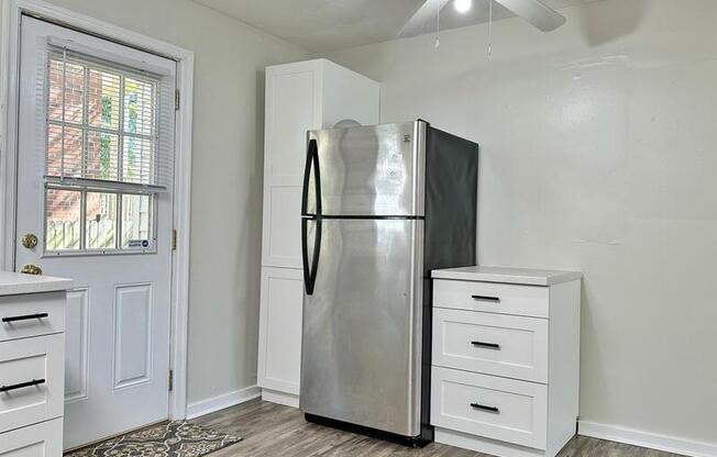 852 W 48 ST