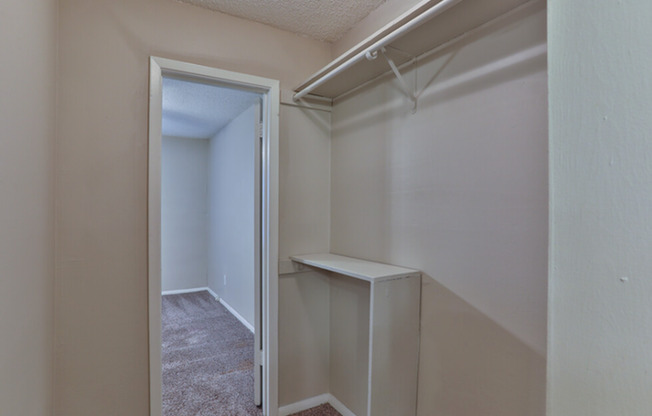 Hamilton- Classic Walk-in Closet