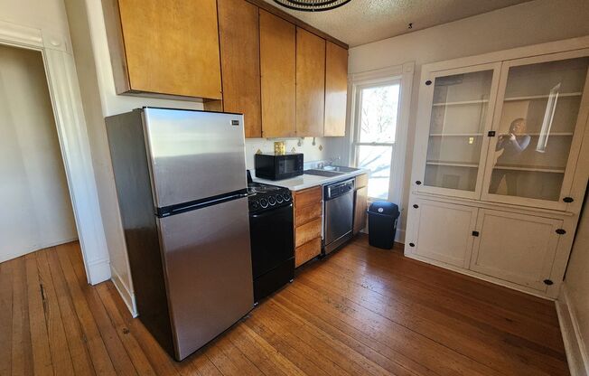 1 bed, 1 bath, 700 sqft, $1,050, Unit 716 EB 2