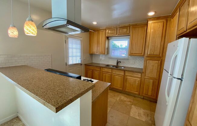 15707-15707 1/2 Larch Ave.