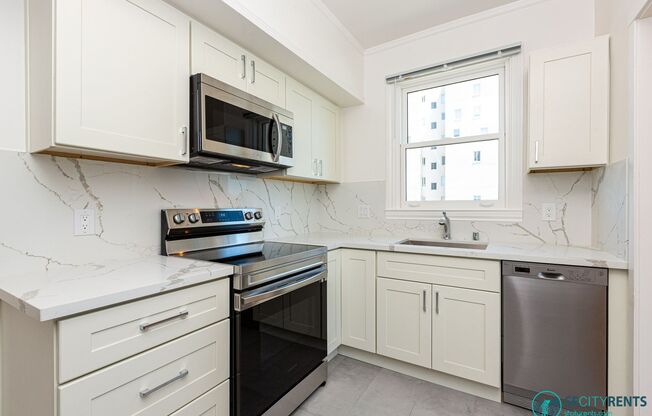 Russian Hill: Remodeled One Bedroom Apartment w/ Views, FREE Utilities & Optional Parking