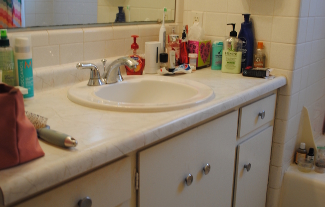 3 beds, 1 bath, 1,600 sqft, $1,995, Unit 19