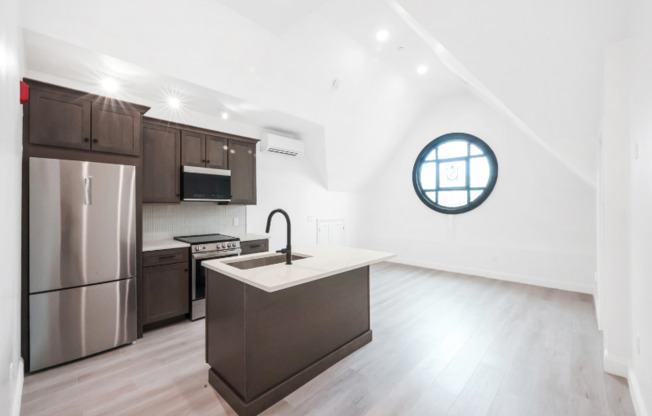 126 ADELAIDE AVE