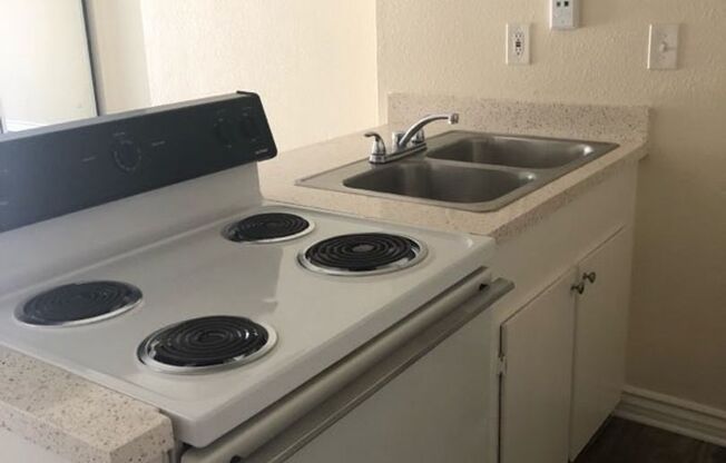 Studio, 1 bath, 550 sqft, $1,695, Unit 01