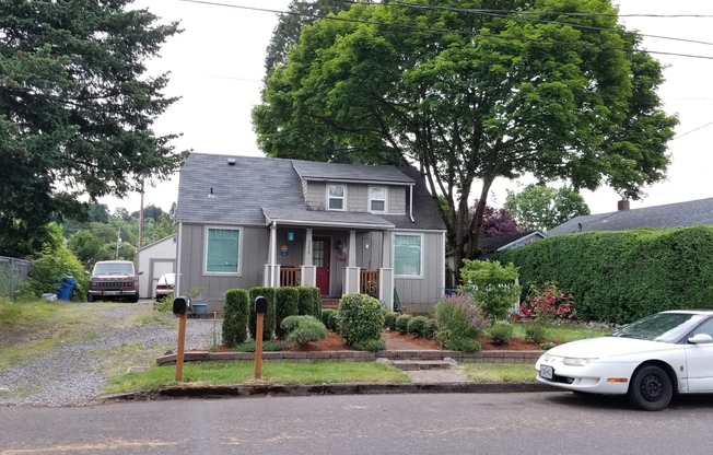 3 bed 2 bath home! Easy freeway Access! Great Location!