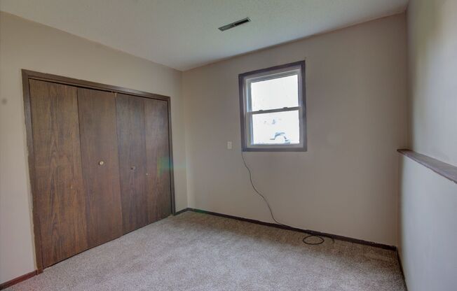 2 beds, 1 bath, $895, Unit Apt B