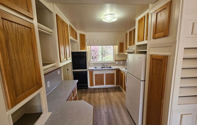 Comfortable 3/Bed-2 Bath Home with a Deck and Fenced Backyard