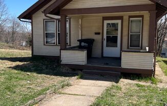 2 bedroom 1 bath house. off street parking. $1000
