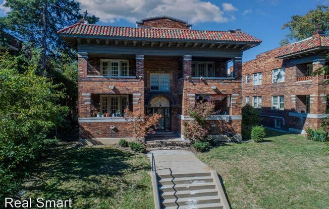 522-530 Gladstone Blvd