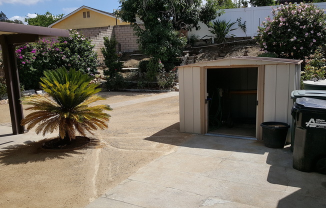3bd 2.5ba House w/yard, garage