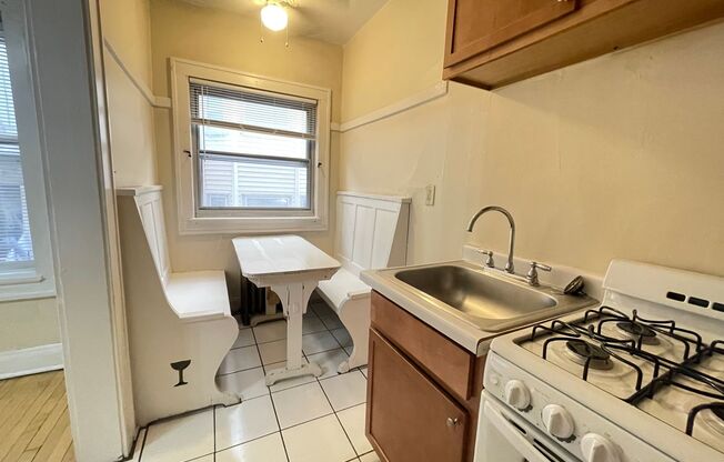 Studio, 1 bath, $895, Unit 17