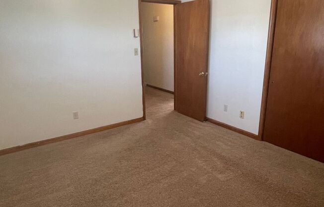 2 beds, 1 bath, 903 sqft, $1,140, Unit H-3