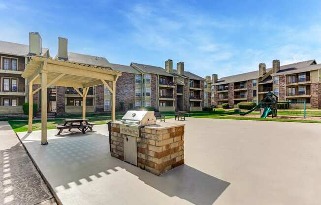 the preserve at ballantyne commons courtyard with a grill and picnic area with apartments