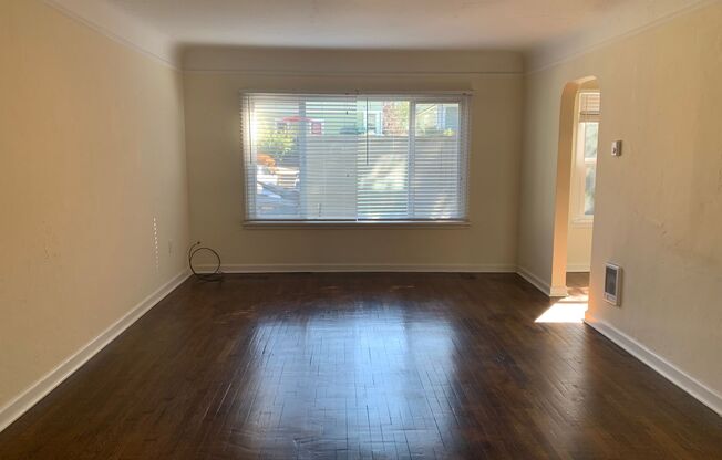AUGUST FREE RENT! Gorgeous newly refinished hardwood flooring! 1Bed + Office next to Seattle University!