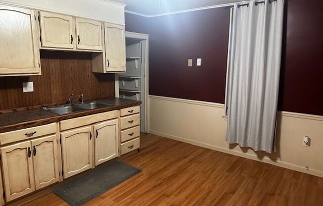 2 beds, 1 bath, $1,350, Unit 50