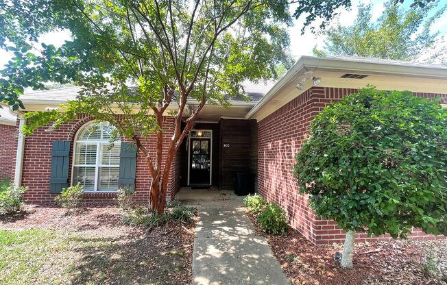 3/2 Available for Rent in Ridgeland! 11 Min from Hospitals, Great School District!