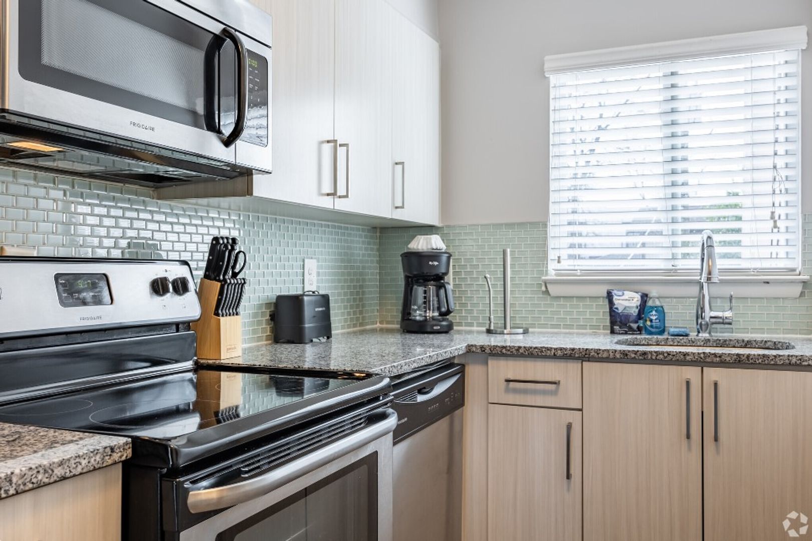 FREE MOVE IN SPEICAL - Classic 2 Bedroom Apartment Downtown Atlanta Old Fourth Ward