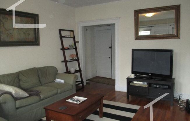 2 beds, 1 bath, $3,200, Unit 13