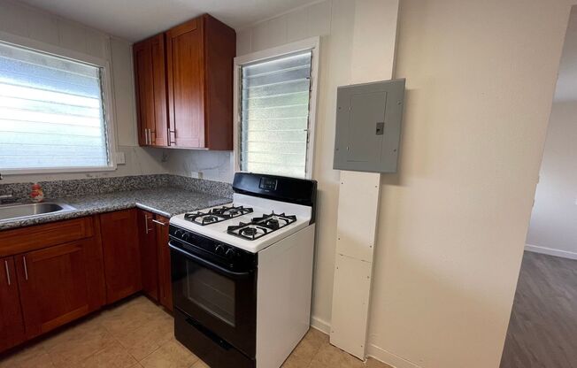 Renovated 3 bedrooms, 2 baths unit (Duplex) w/2 open parking stalls - Avail now
