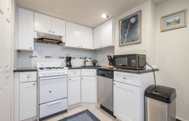 1 bed, 1 bath, $1,300, Unit Unit B