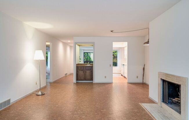 Huge, refreshed 2 bedroom-2 bath in Chambery Park, North Seattle w/a Pool!