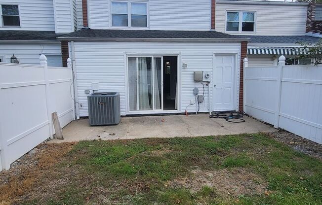 3 beds, 1.5 baths, $2,095