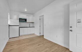 1/BED-1/Full Bath~ Super Mini Cottage With Large Possibilities!