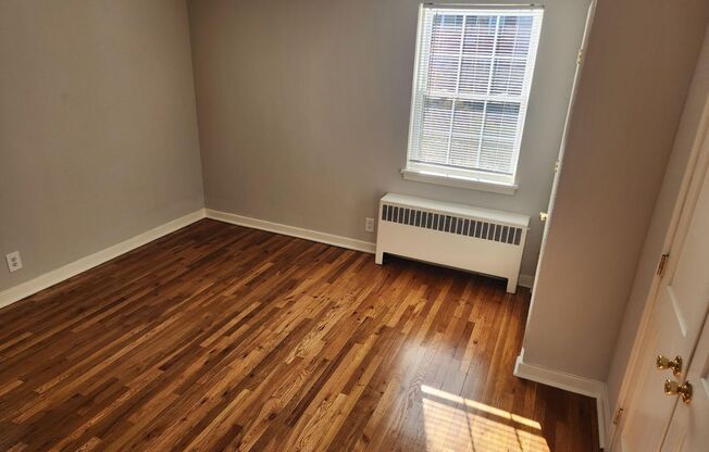 2 beds, 1 bath, 897 sqft, $2,275, Unit F-05