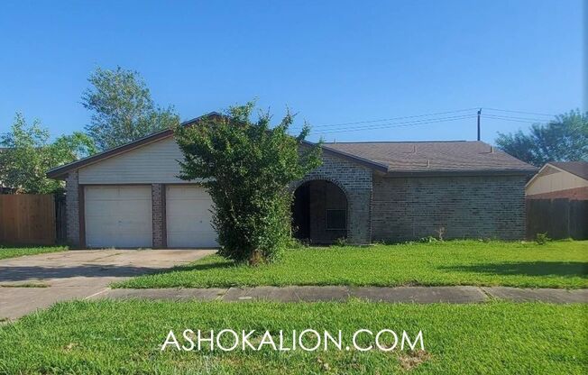 3bd Home with fenced yard & wet bar In Briargate, Missouri City.