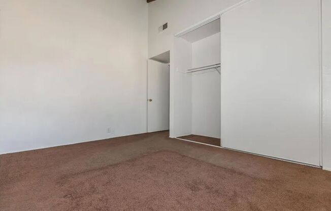 2 beds, 1 bath, 820 sqft, $1,200, Unit 2-70