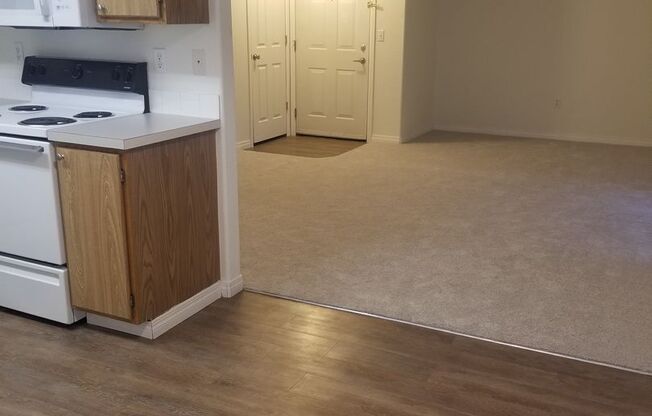 2 beds, 1 bath, 750 sqft, $1,375, Unit Bluff-7