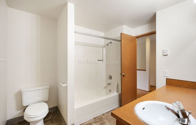 2 beds, 1.5 baths, $1,650, Unit 18190