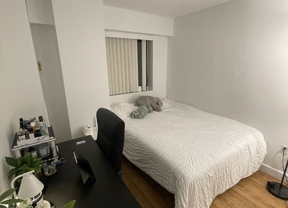 2 beds, 1.5 baths, 800 sqft, $3,250, Unit 320