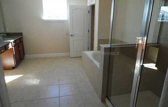 Gorgeous/spacious 5 bed/4 bath in Lake Burden of Windermere!