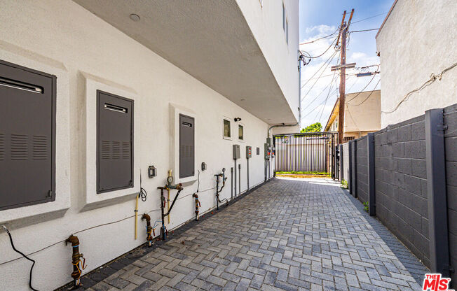 2057 1/2 S GARTH AVE