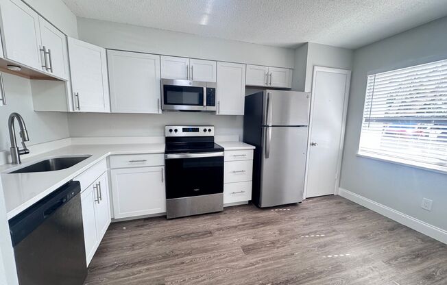 AVAILABLE NOW! 2 Bedroom 1 Bath Washer/Dryer on Venice Island!
