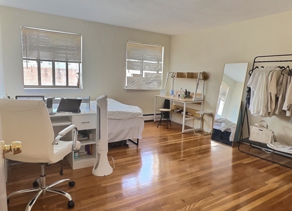 1 bed, 1 bath, 999 sqft, $2,800, Unit 32