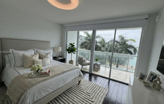 10 VENETIAN WAY