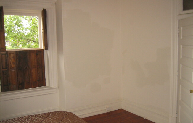3rd Floor Apartment in Historic Building-York City SD!