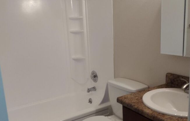 2 beds, 1 bath, 776 sqft, $1,325, Unit 090