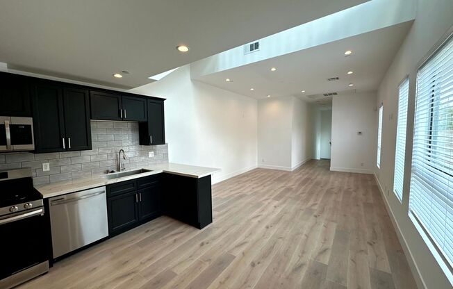 Beautiful Modern Luxury 4 Story Townhome - 4 bed - 3.5 bath with Rooftop Deck in Silver Lake