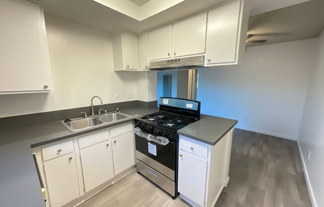 2 beds, 1 bath, 950 sqft, $2,295, Unit E