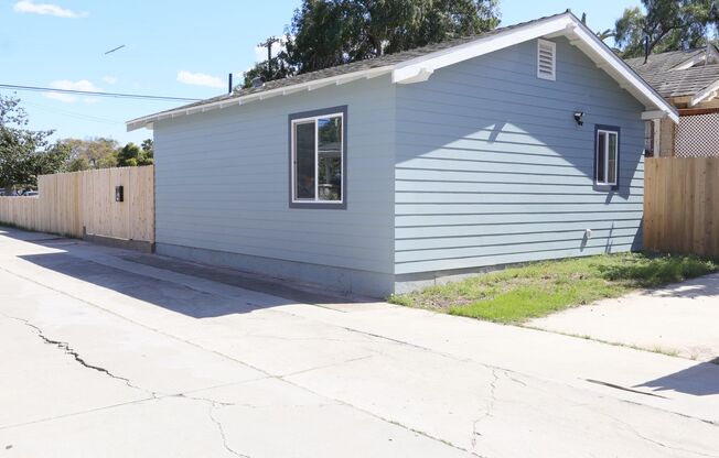 Private 1BR w/ Parking & Patio – Prime Location.