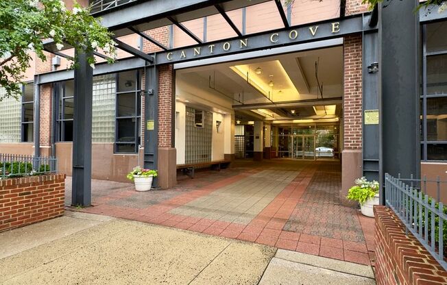 Elegant 2 Bedroom/2.5 Bathroom Apartment with Den, 2 Parking Spaces, and Storage Unit in Canton, Baltimore, MD!