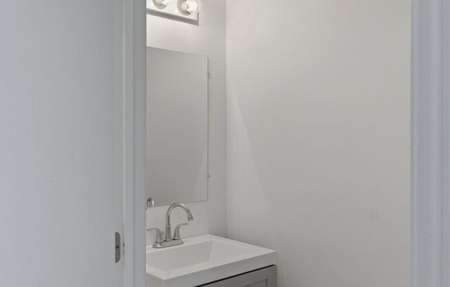 2 beds, 1.5 baths, 850 sqft, $1,299, Unit C3