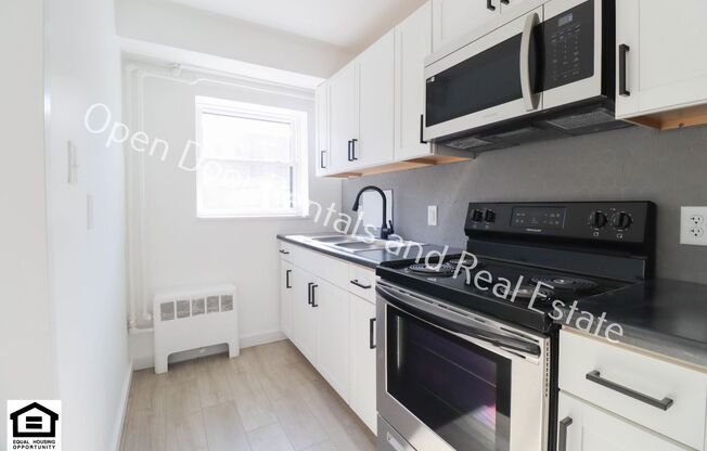 2 beds, 1 bath, 643 sqft, $995, Unit E01