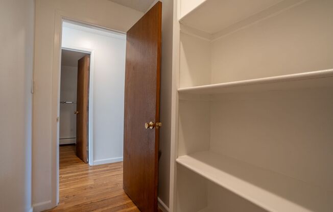 2 beds, 1 bath, 715 sqft, $995, Unit F206